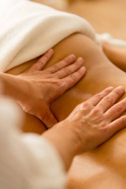 Esmer tenli bir kadında gerekli yağların olduğu terapi seansı.