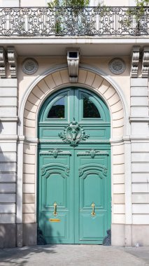 Paris, antik ahşap kapı, 16. bölgedeki tipik bina.