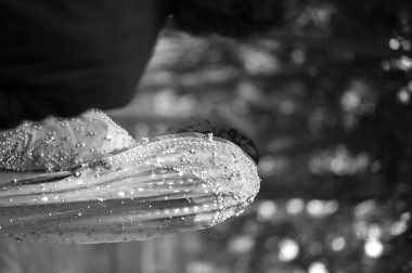 Güzel peçeli bir gelin ve karanlık arka planlı bir damat.