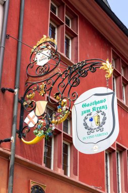 Freiburg, Almanya, Avrupa 'daki bir duvarda güzel bir demir levhanın dikey alçak açılı çekimi.