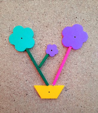 Küçük bir aileyi anımsatan ahşaptan yapılmış ilginç çiçekler.