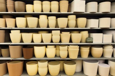 Değişik şekillerde bej kaplar.