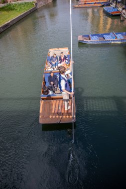 Güneşli bir günde Cambridge 'deki Cam nehrinde uçan insanların yüksek açılı görüntüsü.