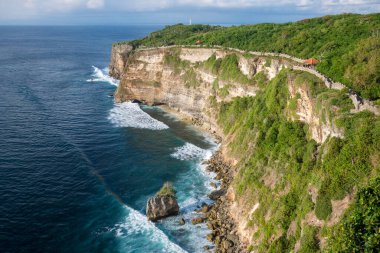 Yaz boyunca Endonezya, Bali 'nin kayalıkların ve güzel kıyılarının havadan görünüşü