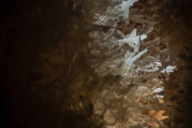 İnce sarkıt sarkıtlar mağaranın tavanından sarkıyor, (Cuevas de Bellamar), Küba