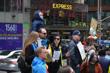 Zaman Meydanı 'ndaki bir grup protestocu Ukrayna' yı bayraklar ve pankartlarla destekliyor