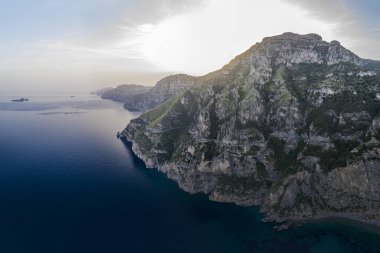 İtalya, Avrupa 'daki Positano sahili panoraması, yazın insansız hava aracı tarafından çekilen fotoğraflar.