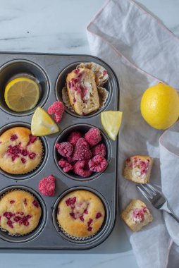 Vanilyalı ahududulu keklerin en iyi görüntüsü.
