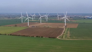 Bedfordshire çiftliğindeki rüzgar türbinlerinin hava görüntüsü.