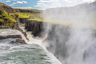 Temmuz 'un güneşli bir gününde İzlanda' da Gulfoss şelalesi.