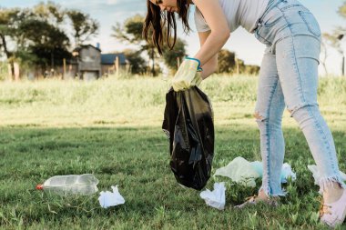 Arjantin 'de çöpleri toplayan genç bir İspanyol kız.