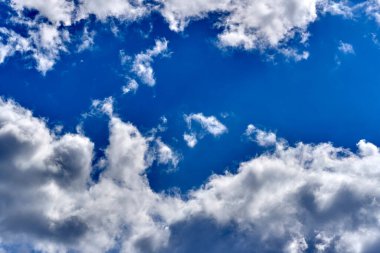 Mavi bulutlu gökyüzünün manzarası