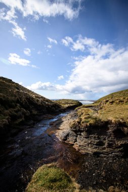 Kayalık bir bölgede akan bir su akıntısı