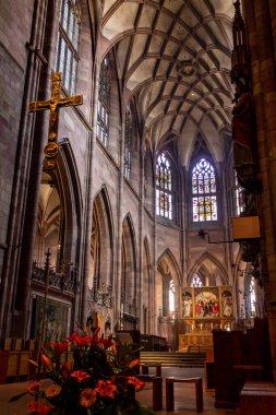 Breisgau, Almanya 'daki Freiburg katedralinin güzel iç kısmının dikey çekimi