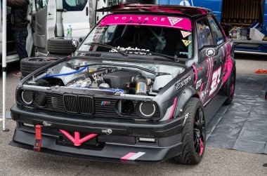 Bir BMW E30 yarışmasının hazırlanmış motorunun ayrıntıları