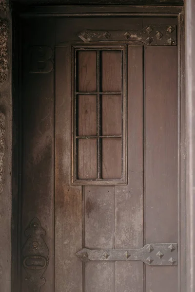 Вертикальный Снимок Старой Деревянной Двери Дома — стоковое фото