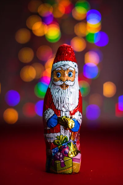 Een Verticaal Close Van Een Kerstman Chocolade Snoep Tegen Kerstboom — Stockfoto