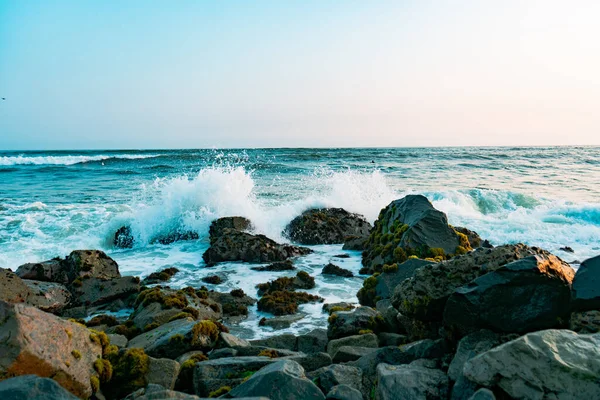 美丽的海景 海浪冲破了岩石的海滩 — 图库照片