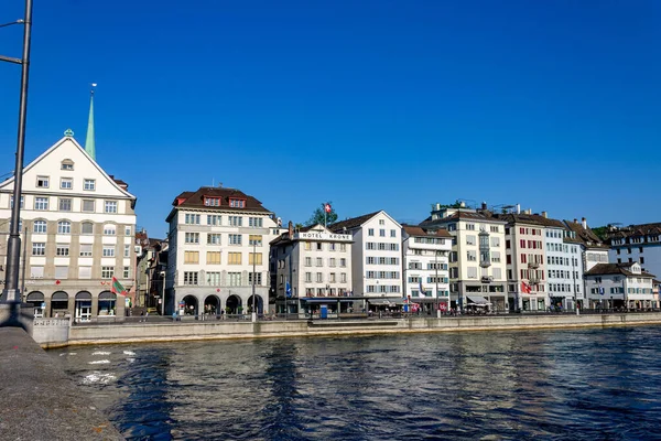 Sviçre Nin Zürih Kentindeki Limmat Nehrinin Kıyısındaki Tarihi Binaların Güzel — Stok fotoğraf