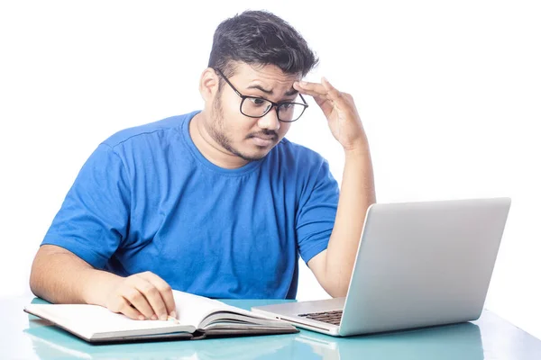 Frustrierter Mann Fühlt Sich Erschöpft Während Laptop Benutzt — Stockfoto