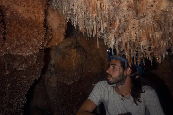 Ung Turist Gruvarbetarhjälm Stora Bellamargrottorna Cuevas Bellamar Kuba — Stockfoto