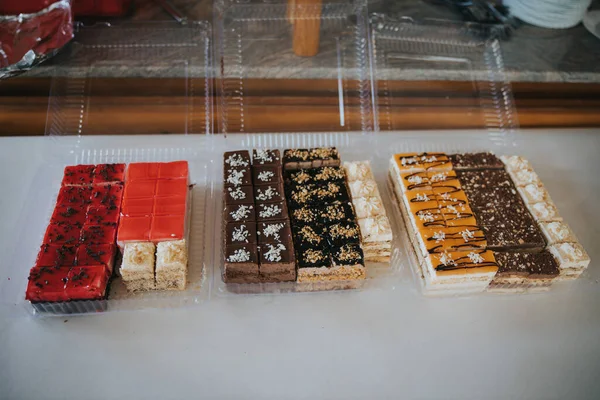 Différents Morceaux Gâteaux Dans Des Boîtes Plastique — Photo