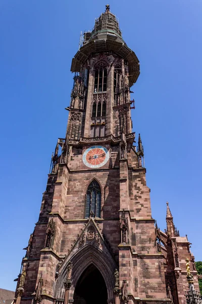 Niski Kąt Ujęcia Pięknej Katedry Freiburgu Breisgau Niemcy — Zdjęcie stockowe