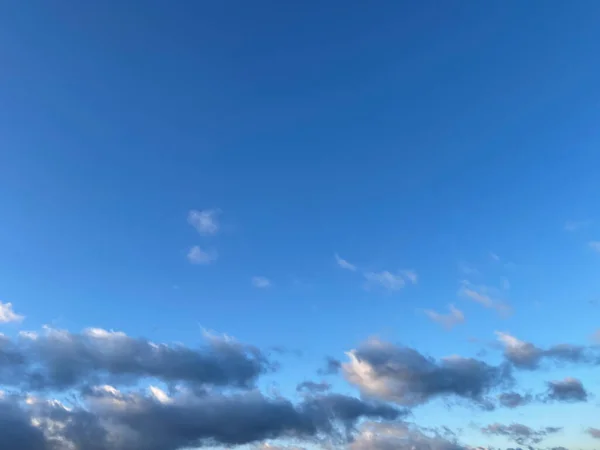 Een Perfecte Achtergrond Van Bewolkte Blauwe Lucht Een Zonnige Dag — Stockfoto