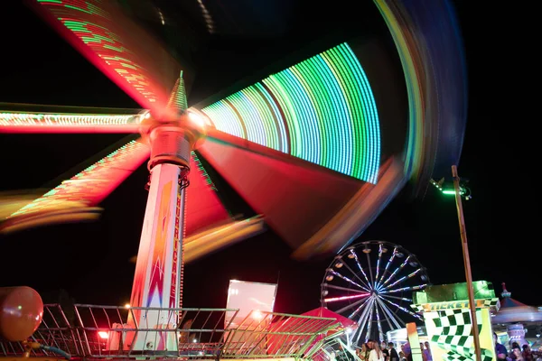 Hosszú Expozíció Fairground Utazás Színes Fények — Stock Fotó