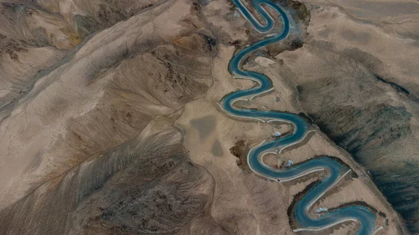 Вид Воздуха Извилистую Дорогу Холмах Пустыни — стоковое фото