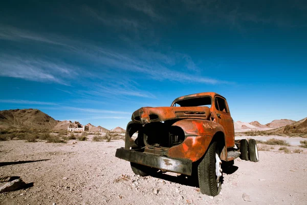 美国死谷沙漠中的一辆旧卡车 — 图库照片