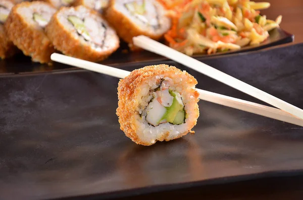 Morceau Sushi Frit Rouler Sur Une Plaque Pierre Sombre Avec — Photo
