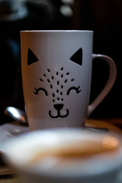 Eine Weiße Tasse Mit Kätzchengesicht Auf Einem Tisch — Stockfoto