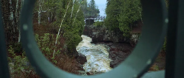 Pohled Řeku Most Kovového Kulatého Rámu Obklopeného Zelenou Vegetací — Stock fotografie