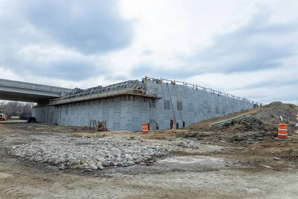 Pohled Architektonické Materiály Proti Betonové Stavbě Ponurý Den — Stock fotografie