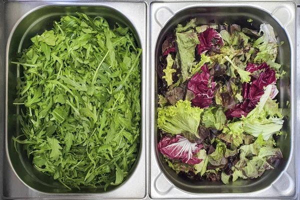 Une Vue Dessus Salade Mixte Roquette Dans Des Récipients Argent — Photo