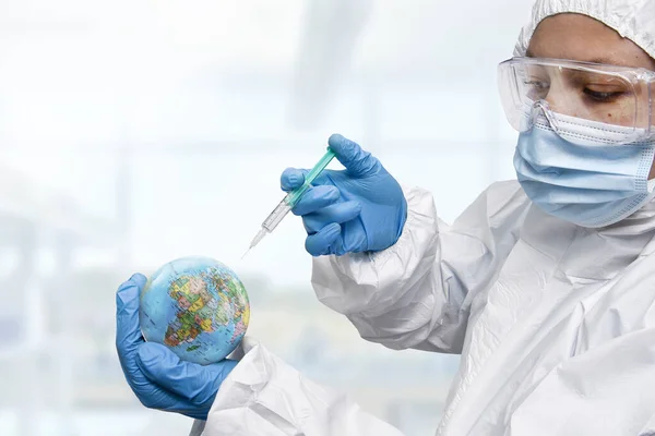 Egy Orvos Fecskendőt Fecskendez Coronavirus Vakcinából Földön Laboratóriumban — Stock Fotó