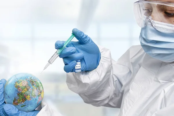 Médico Inyectando Jeringa Vacuna Contra Coronavirus Planeta Tierra Laboratorio — Foto de Stock