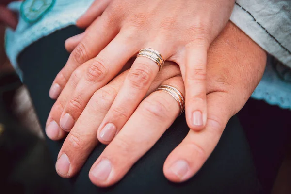 Tiro Close Recém Casados Mãos Com Anéis Casamento — Fotografia de Stock