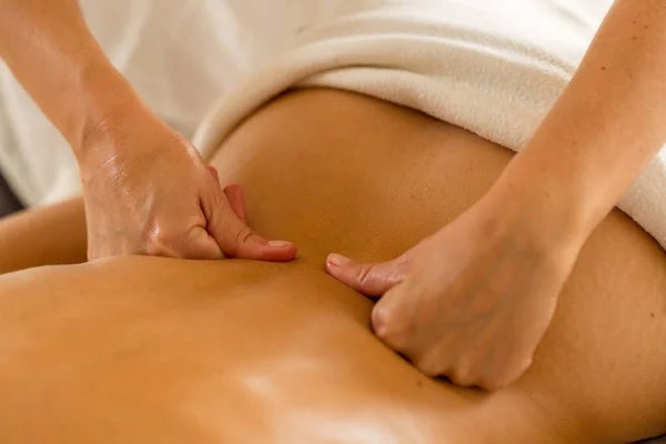 Een Therapeutische Massage Sessie Met Etherische Oliën Een Vrouw Met — Stockfoto