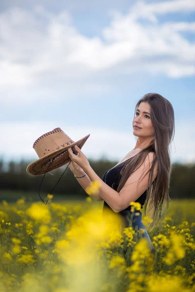 Krásná Běloška Maďarska Pózující Poli Žlutými Květy — Stock fotografie