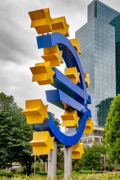 Ein Niedriger Winkel Eines Großen Euro Schildes Vor Einem Euro — Stockfoto