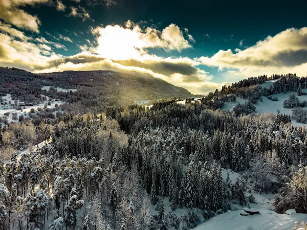 Una Vista Aerea Una Montagna Boscosa Inverno — Foto Stock