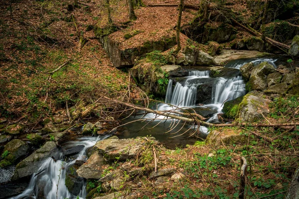 Una Pequeña Cascada Las Rocas Musgosas Del Bosque —  Fotos de Stock