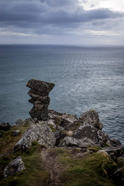 Beau Paysage Une Pile Pierres Sur Une Falaise Verte Près — Photo