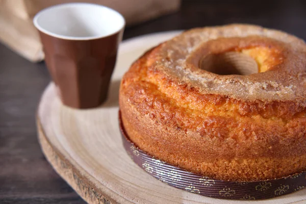 Nahaufnahme Eines Frisch Gebackenen Pfundkuchens Mit Einer Tasse Kaffee — Stockfoto
