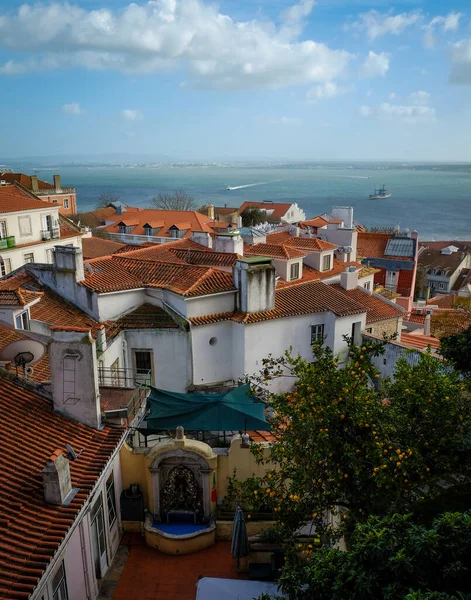 ポルトガルのリスボンにある赤い屋根の家の美しいショット — ストック写真