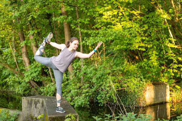 一个年轻女子在大自然中做瑜伽练习 — 图库照片