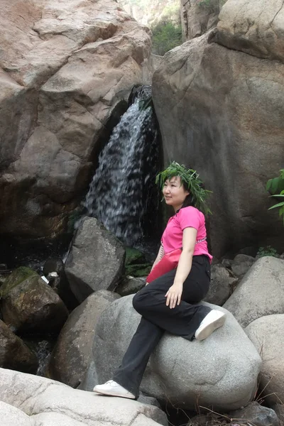 中国北京のDuijiu谷の滝の前の女の子 — ストック写真