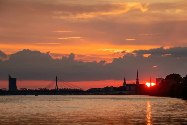 Ein Schöner Blick Auf Den Sonnenuntergang Und Den Fluss Riga — Stockfoto